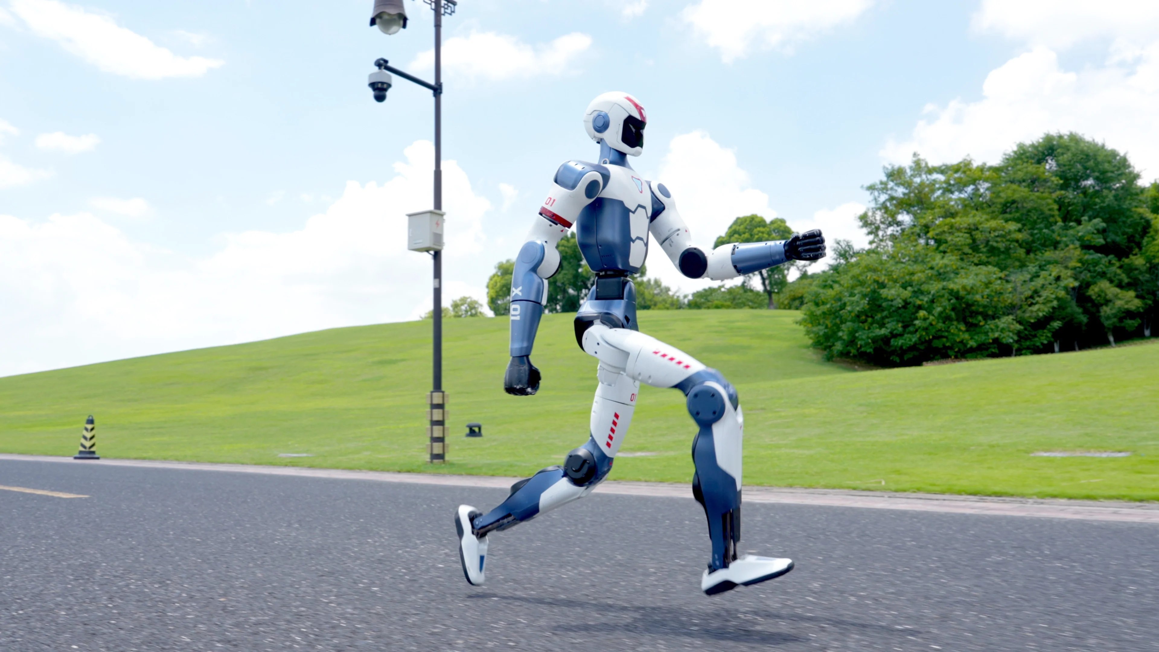 Unitree R1 Humanoid Robot – AI Humanoid Companion Robot - Image 7